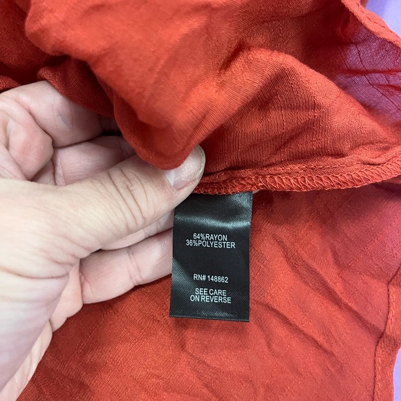 Torrid size 2 burnt orange blouse NWT crinkle material - Picture 4 of 5